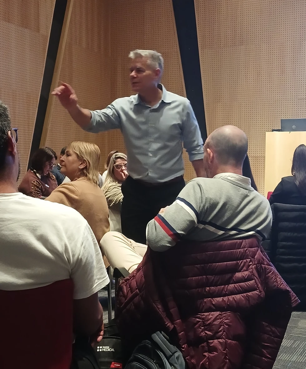 Alejandro Delobelle facilitando una sesión de trabajo