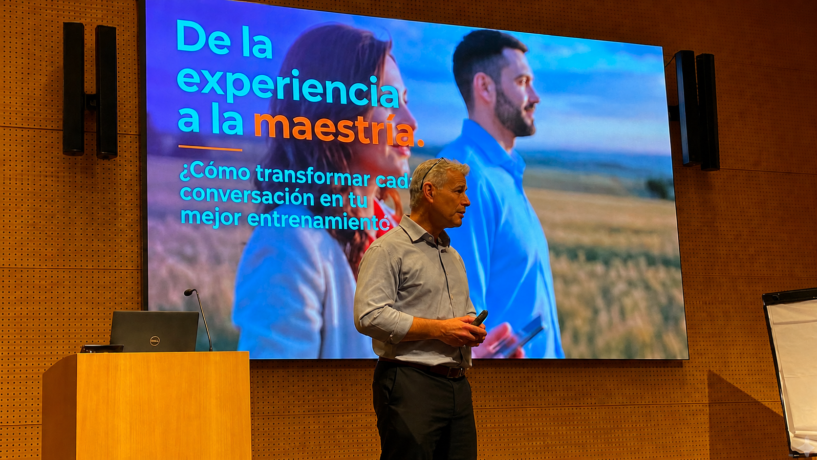 Alejandro Delobelle facilitando una sesión presencial